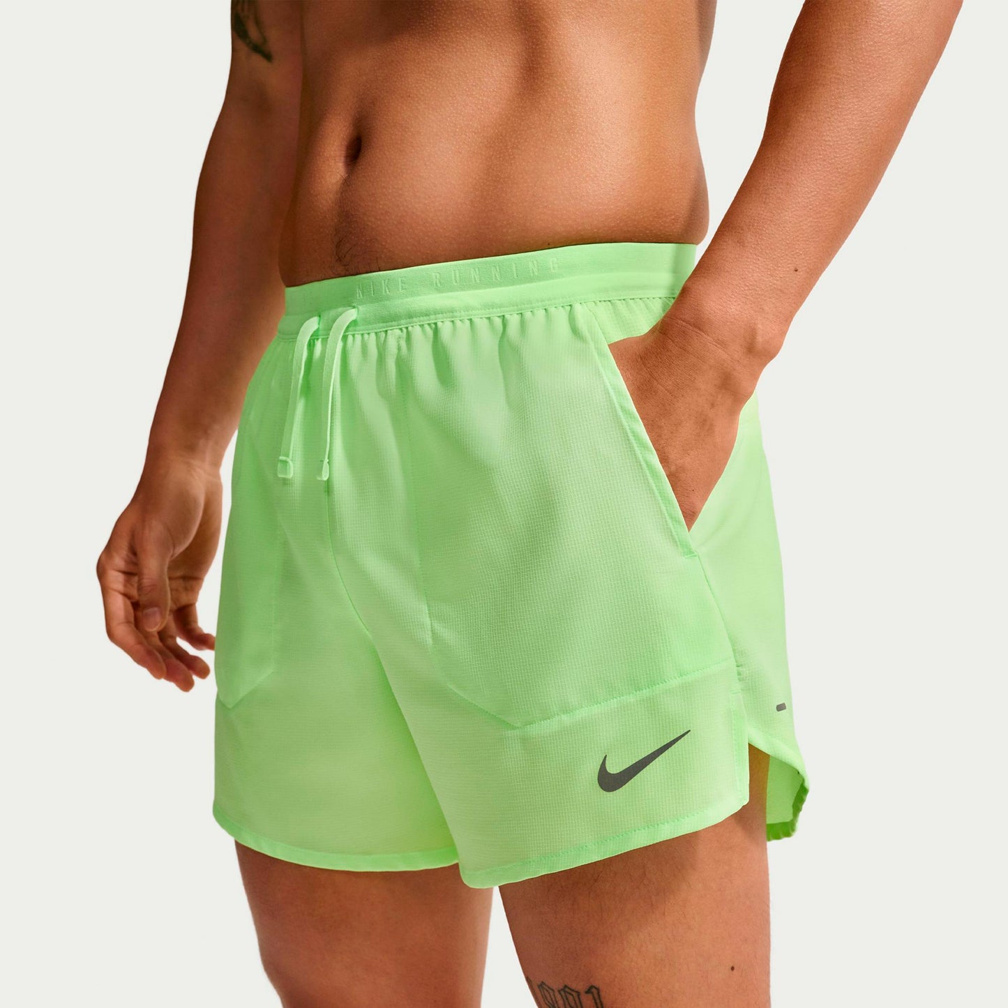 Nike STRIDE 5IN  Hardloopshorts Heren - lichtgroen, zilver